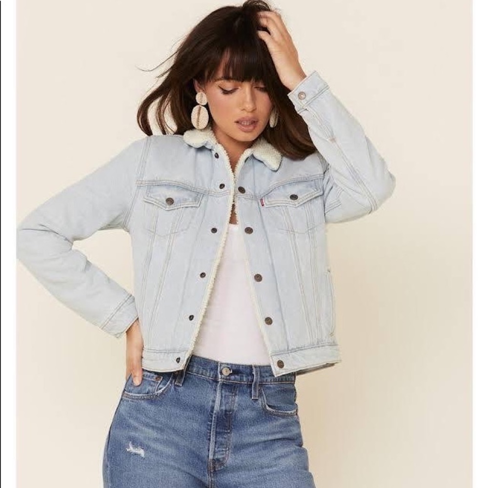 NEW! Levi’s Women’s Original Sherpa Trucker Jacket in Beacon of Light - Picture 9 of 10